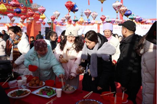 色餐饮美食推广活动在宁夏固原市泾源县雅豪滑雪场举办九游会真人游戏第一品牌“泾膳泾美·源汁源味”乡村特(图3)