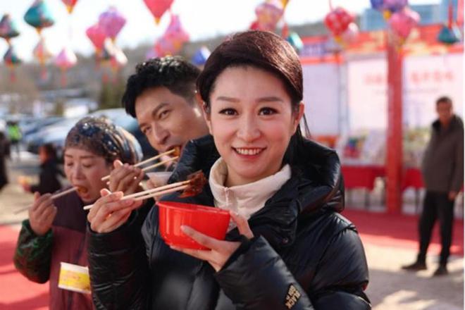 色餐饮美食推广活动在宁夏固原市泾源县雅豪滑雪场举办九游会真人游戏第一品牌“泾膳泾美·源汁源味”乡村特(图4)