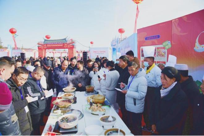 色餐饮美食推广活动在宁夏固原市泾源县雅豪滑雪场举办九游会真人游戏第一品牌“泾膳泾美·源汁源味”乡村特(图9)